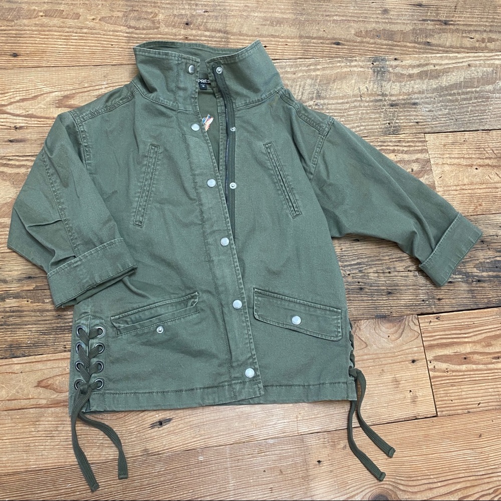 Army green embroidery jacket.